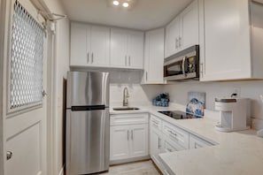 Fridge, microwave, oven, stovetop - Beach Bungalow  (Delray Beach)