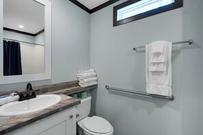 シャワー、タオル、石鹸、トイレットペーパー