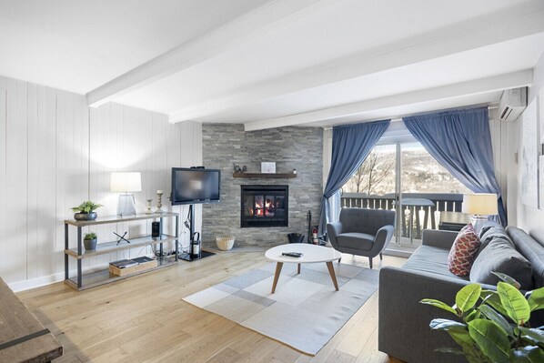 Una Smart TV, una chimenea