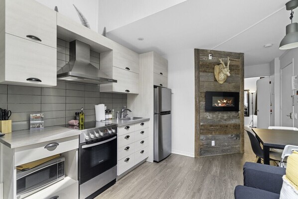 Kjøleskap, mikrobølgeovn, ovn og kokeplater