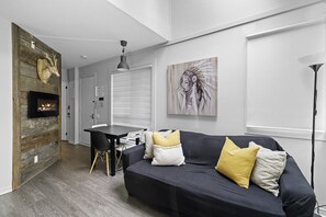 Smart TV, fireplace