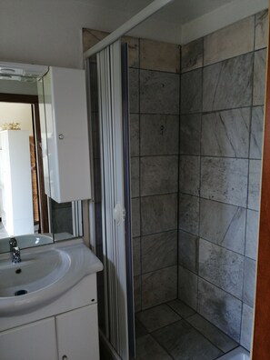 Camera dei Caprioli | Bathroom | Shower, hair dryer, bathrobes, towels - la debbia ranch (Rocchetta di Vara)