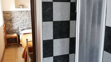 Camera di Pollon | Baño | Regadera, secadora de cabello, toallas, jabón