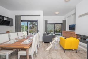 Exclusive-Villa | Wohnbereich | 42-Zoll-Smart-TV mit Kabelempfang