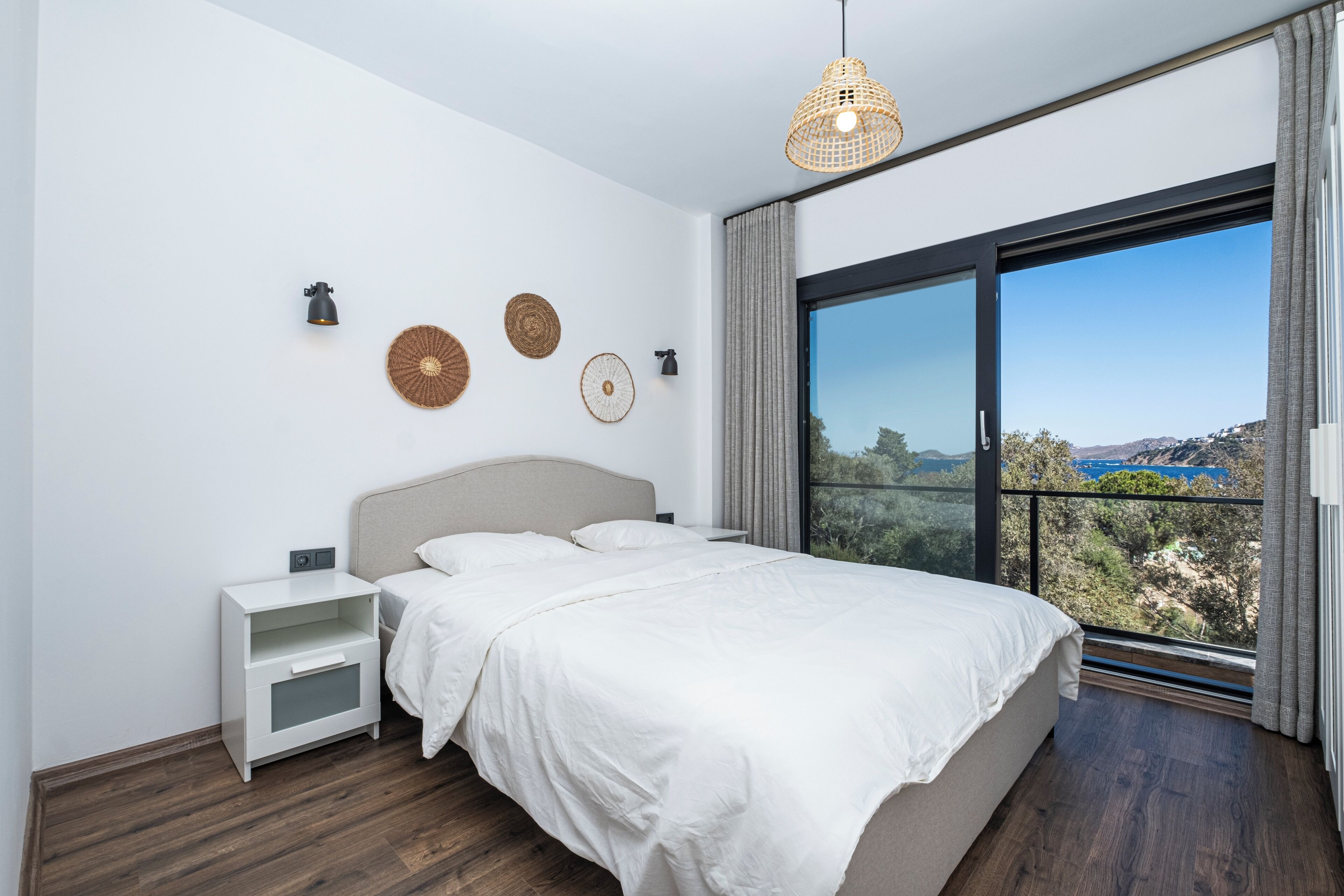 4 bedrooms, Egyptian cotton sheets, premium bedding, iron/ironing board