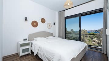 4 bedrooms, Egyptian cotton sheets, premium bedding, iron/ironing board