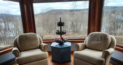 Hillside Retreat Overlooking the Allegheny River. with valley views.