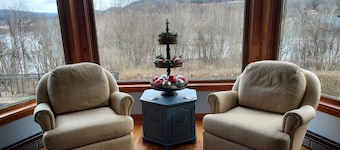 Hillside Retreat Overlooking the Allegheny River. with valley views.