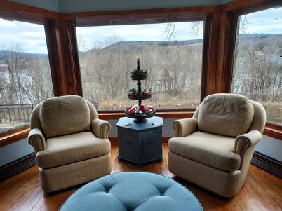 Hillside Retreat Overlooking the Allegheny River. with valley views.