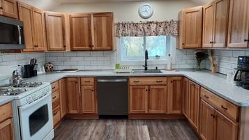 Coffee/tea maker, fridge, microwave, oven