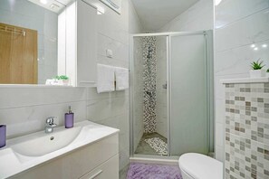 Douche, sèche-cheveux, serviettes fournies