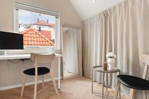 Interior - Mid-City Luxury I Mini Balcony I  SONOS I Privacy (Bergenhus)