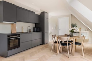 Fridge, oven, stovetop, dishwasher - Mid-City Luxury I Mini Balcony I  SONOS I Privacy (Bergenhus)