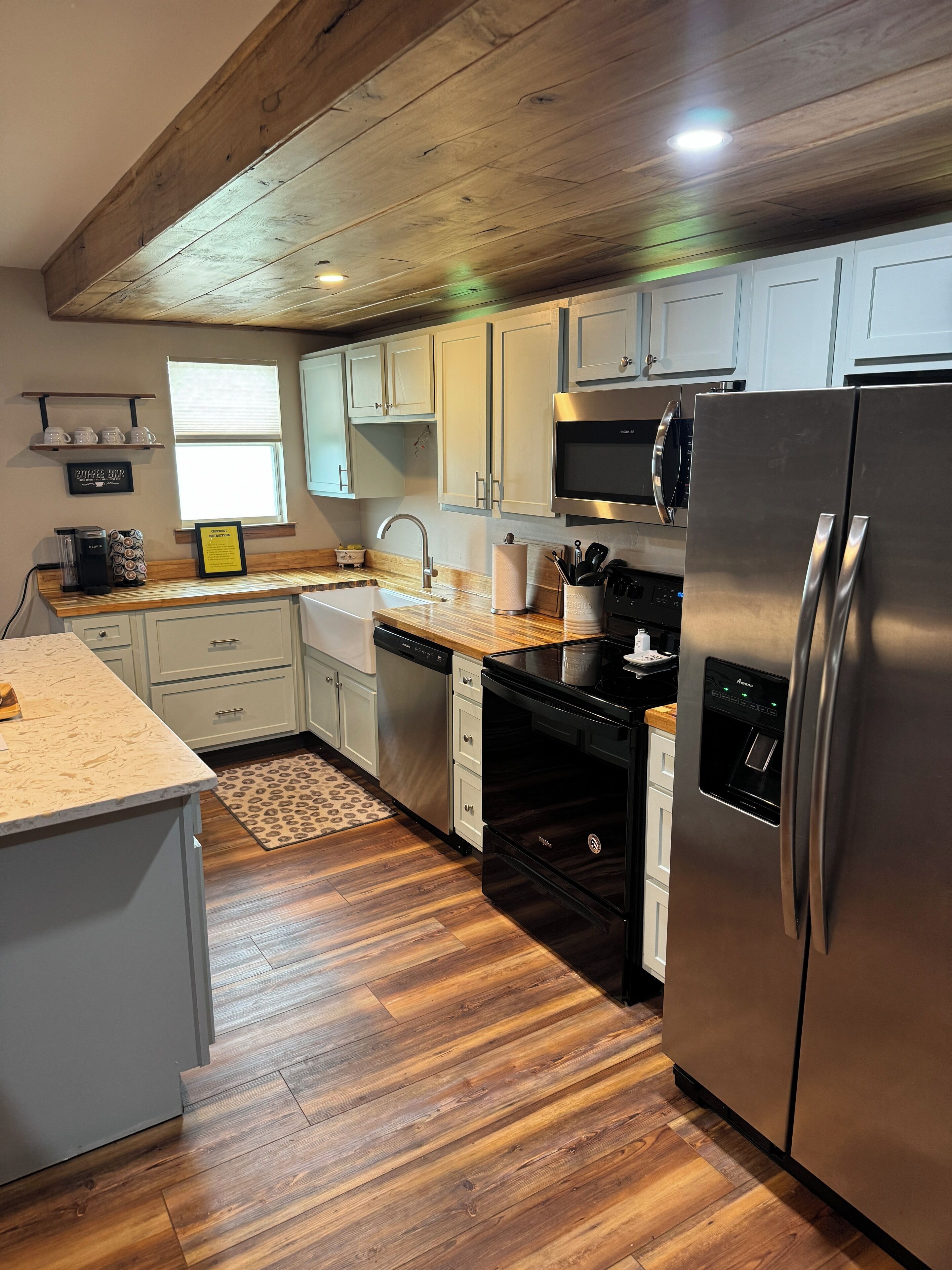 Een microgolfoven, een oven, een kookplaat, een vaatwasser