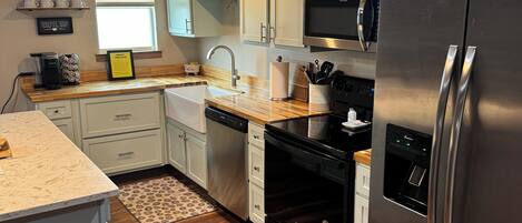 Een microgolfoven, een oven, een kookplaat, een vaatwasser