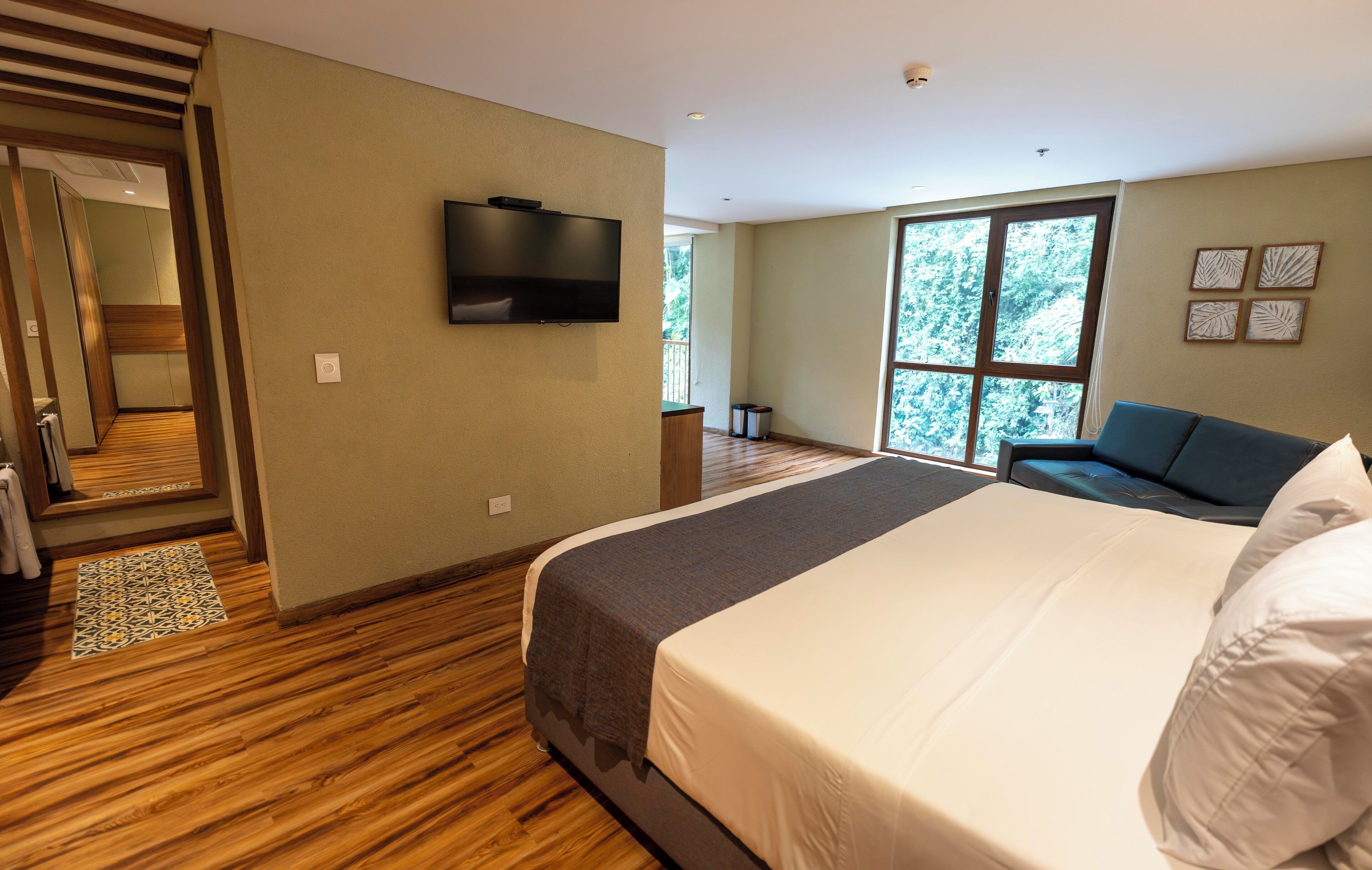 غرفة بريميم مزدوجة - سرير ملكي - بحمام خاص | أغطية فراش متميزة وألحفة محشوة بالريش وستائر تعتيم وواي فاي مجانًا