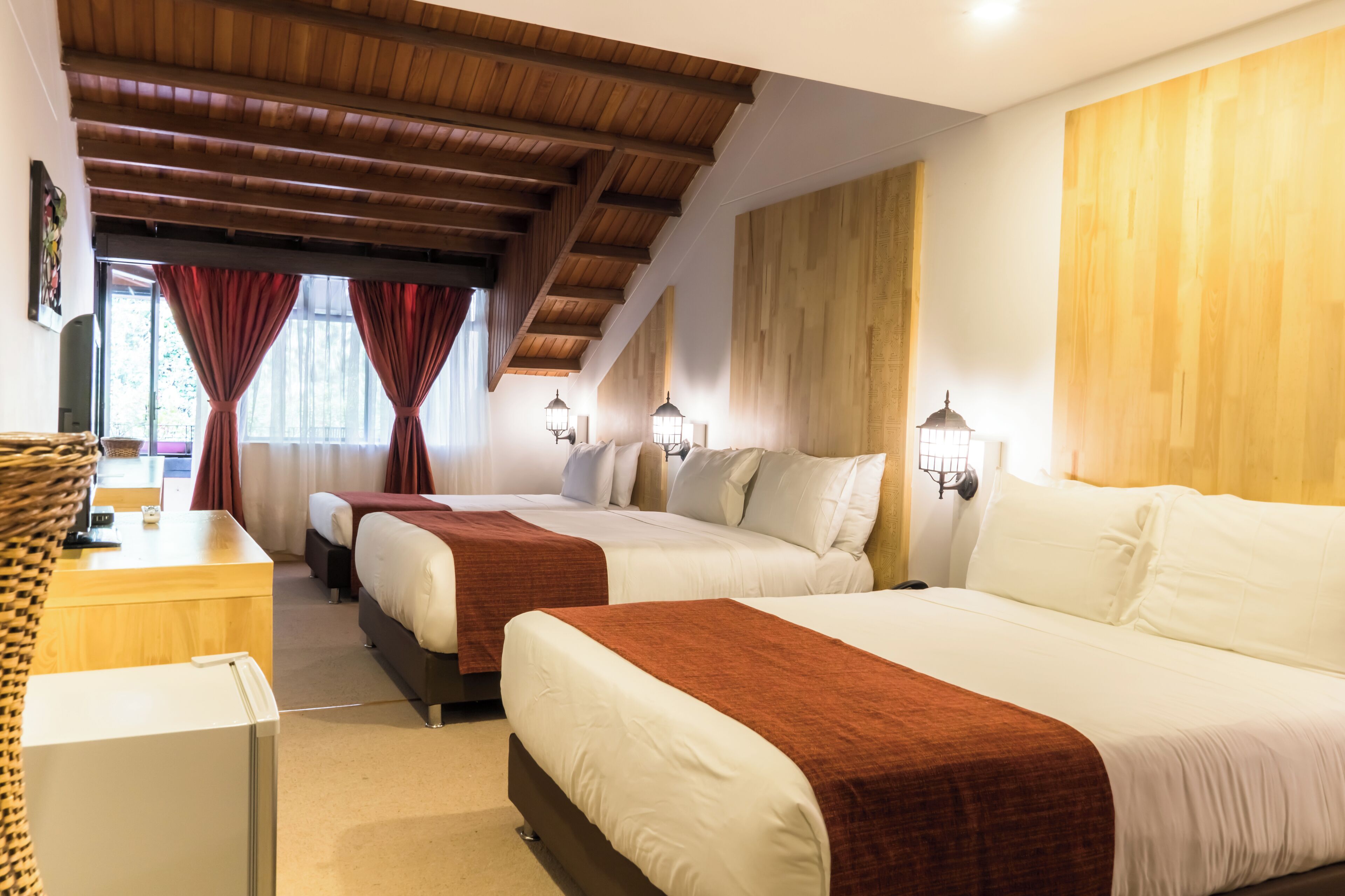 Habitación cuádruple tradicional, varias camas, baño privado | Ropa de cama de alta calidad, edredón, cortinas blackout y wifi gratis 