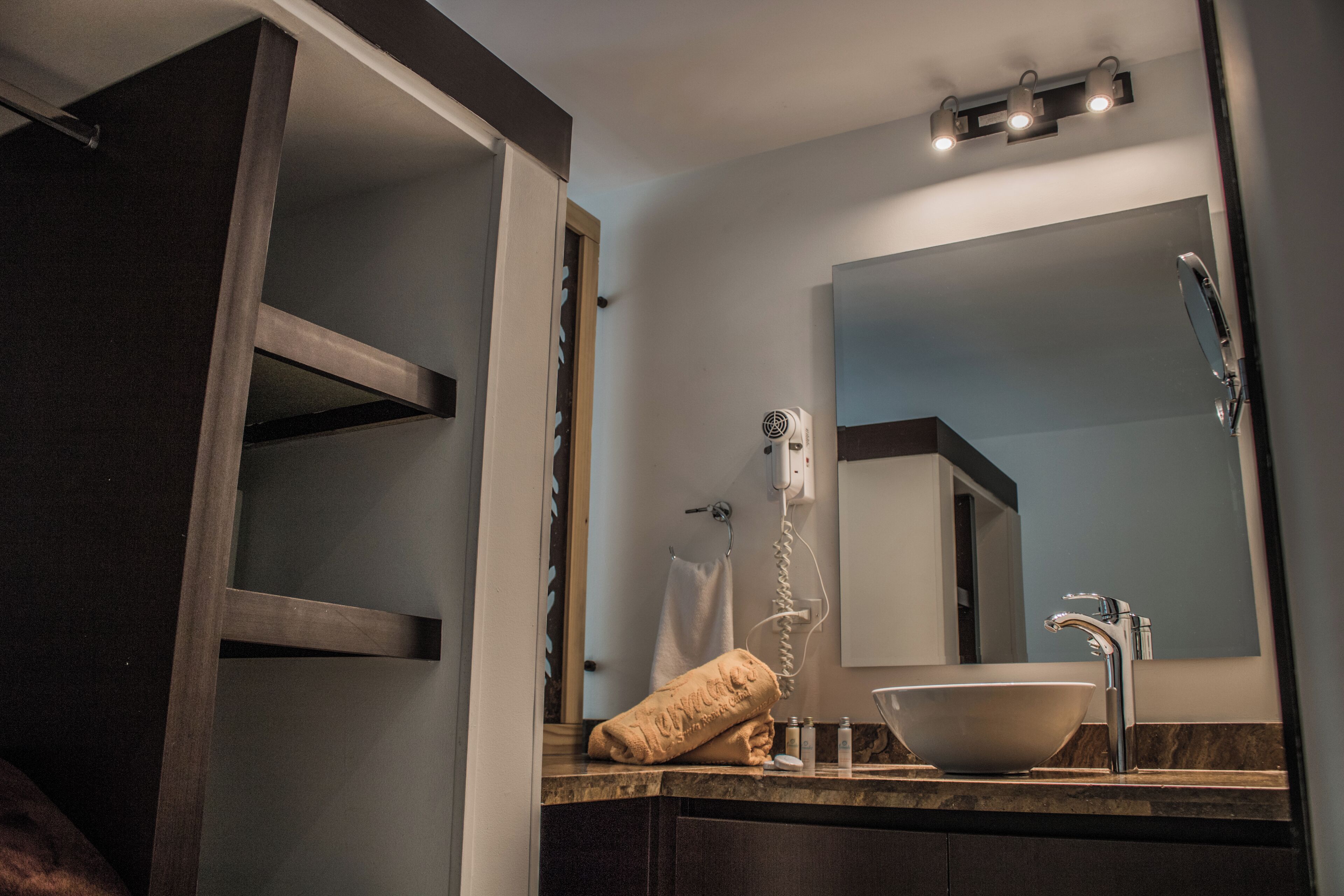 Habitación doble estándar, 1 cama matrimonial, baño privado | Baño | Regadera, regadera tipo lluvia, secadora de cabello, toallas 