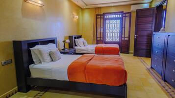 Chambre Deluxe avec lits jumeaux, balcon, vue jardin | Chambres insonorisées, Wi-Fi gratuit