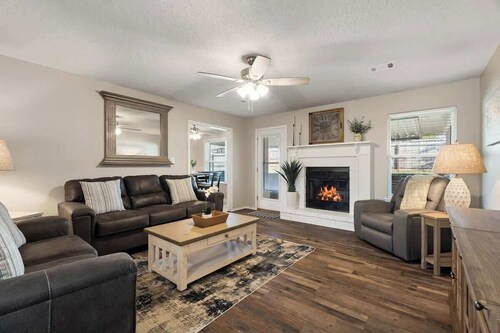 Amy Ln-Newly Remodeled Home w/ Outdoor Dining Area