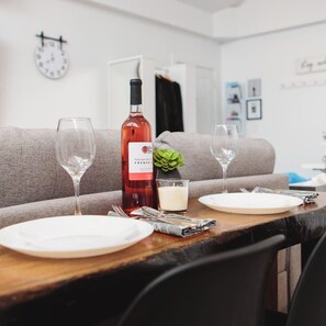 Dining - Wind Rose 28 · Tour Trails & Wineries Near Prince Edward County (Belleville)