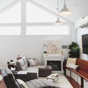 TV - Wind Rose 28 · Tour Trails & Wineries Near Prince Edward County (Belleville)