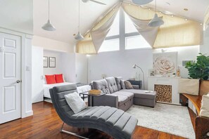 TV - Work, Rest, Visit & Explore | Cozy Downtown Studio (Belleville)