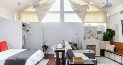 Work, Rest, Visit & Explore | Cozy Downtown Studio