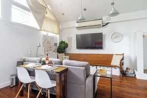 TV - Work, Rest, Visit & Explore | Cozy Downtown Studio (Belleville)