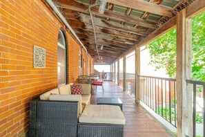 Terrace/patio - Your Base for PEC + Belleville Fun + ON Park Pass (Belleville)