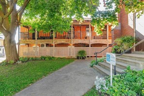 Exterior - Your Base for PEC + Belleville Fun + ON Park Pass (Belleville)