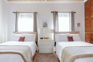 2 bedrooms, iron/ironing board - Your Base for PEC + Belleville Fun + ON Park Pass (Belleville)