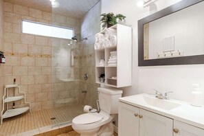 Douche, séchoir à cheveux, shampooing