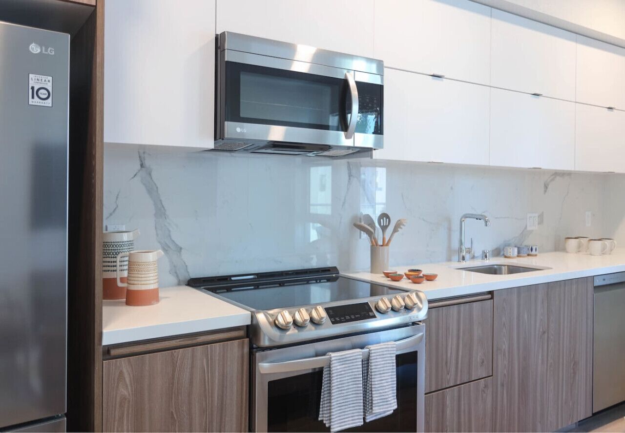 Kylskåp, mikrovågsugn, ugn och spishäll