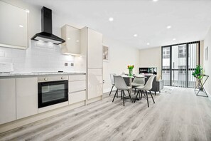 Mikrobølgeovn, køkkentøj/tallerkener/redskaber, spisebord