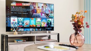 A flat-screen TV displaying a show with a group of people in a room. - Luxury 2 Bed Apartment - Smart TV - WIFI -  Jewellery Quarter (Birmingham)