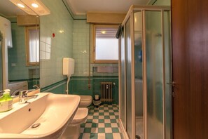 Doccia, asciugacapelli, bidet, asciugamani