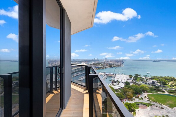 ラグジュアリー コンドミニアム キングベッド 1 台ソファーベッド付き バルコニー シティビュー | シティ ビュー