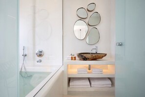 Douche, serviettes fournies, savon, shampoing