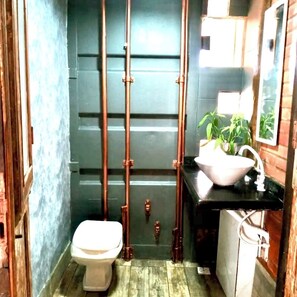 Shower, towels, soap, toilet paper - Casa Praia pé na Areia (Recreio dos Bandeirantes Rio de Janeiro)