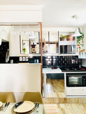 Een koelkast, een microgolfoven, een oven, een kookplaat