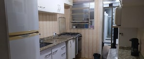 Refrigerador, microondas, utensilios de cocina, mesa de comedor