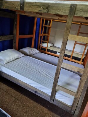 Hypo-allergenic bedding, laptop workspace, soundproofing, free WiFi - Hostel Dumah (São Paulo)