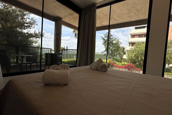 Deluxe appartement, uitzicht op tuin | 1 slaapkamer, individueel gemeubileerd, een bureau, een laptopwerkplek