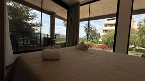 Deluxe-Apartment, Gartenblick | 1 Schlafzimmer, individuell eingerichtet, Schreibtisch