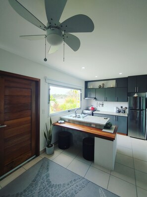 Jääkaappi, uuni, liesi, kahvin-/teenkeitin