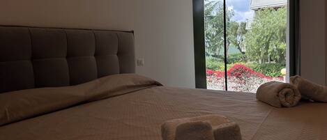 1 bedroom, Egyptian cotton sheets, premium bedding, desk