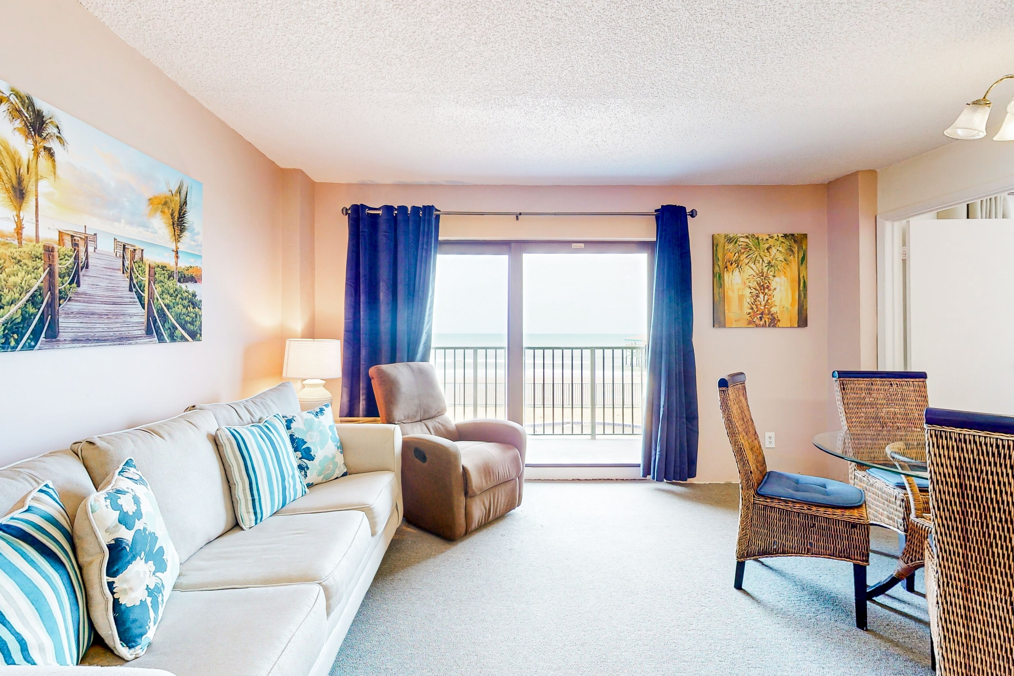 Oceanfront Condo- w/private balcony and full kitchen