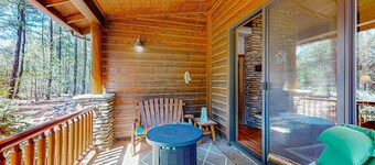 Charming mtn-view townhouse w/fireplace, patio, grill, streaming, washer/dryer