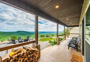 Outdoor dining - Big Views | Hot Tub | Putting Green | Near Town (Hot Springs)
